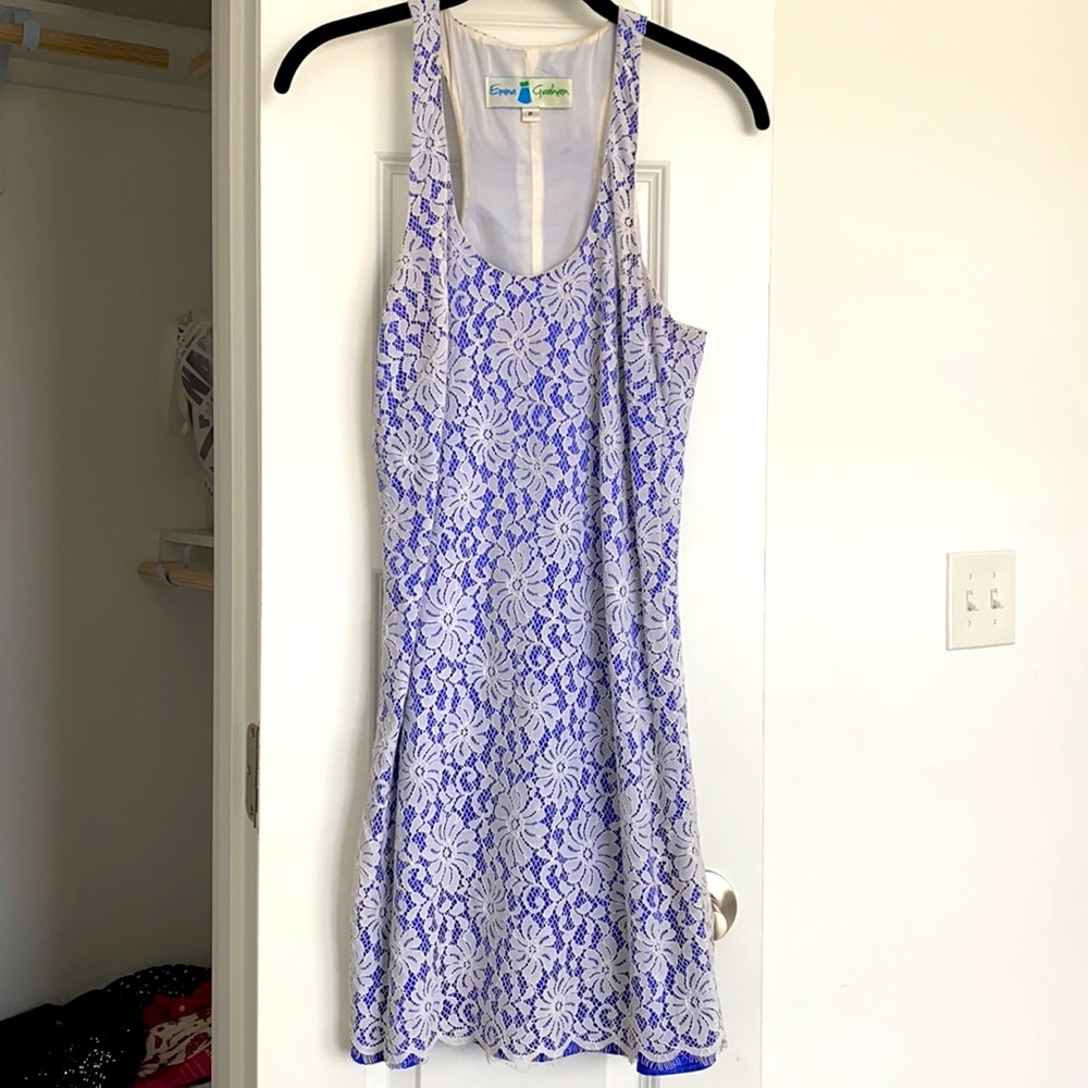 Sleeveless lace swing dress